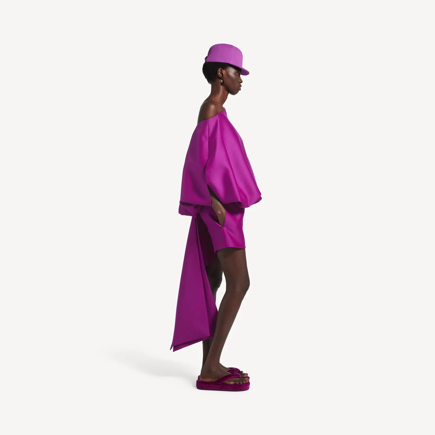BALENCIAGA Женское платье с открытыми плечами фиолетового цвета — фото 3