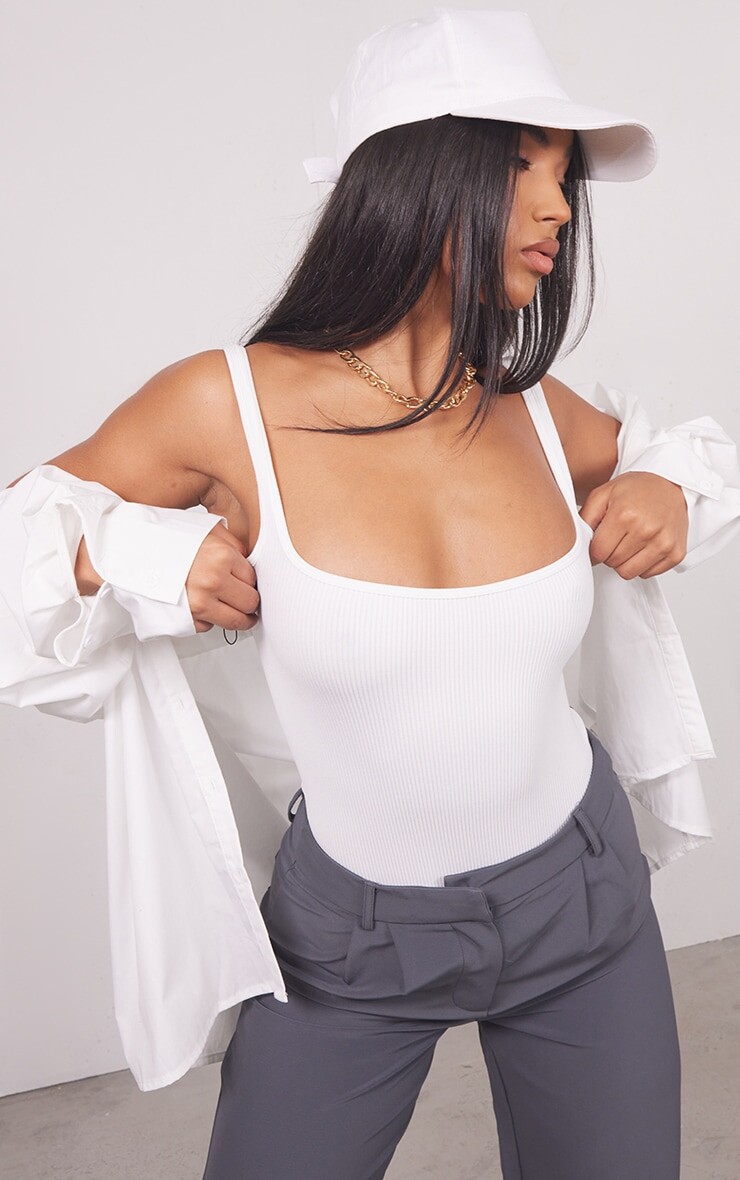 

PrettyLittleThing Белое боди без рукавов с квадратным вырезом в рубчик
