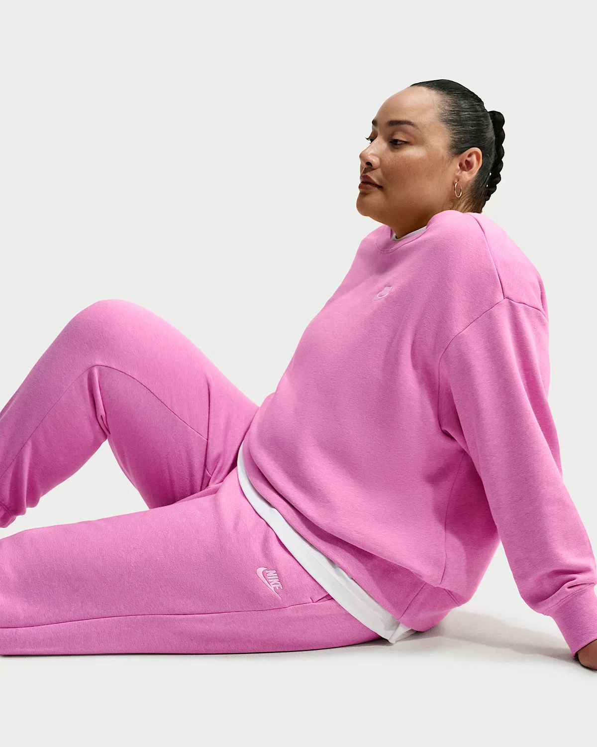 Женские спортивные штаны Nike Sportswear Club Fleece средней посадки оверсайз (Plus Size), Light Magenta/Heather/White — фото 4