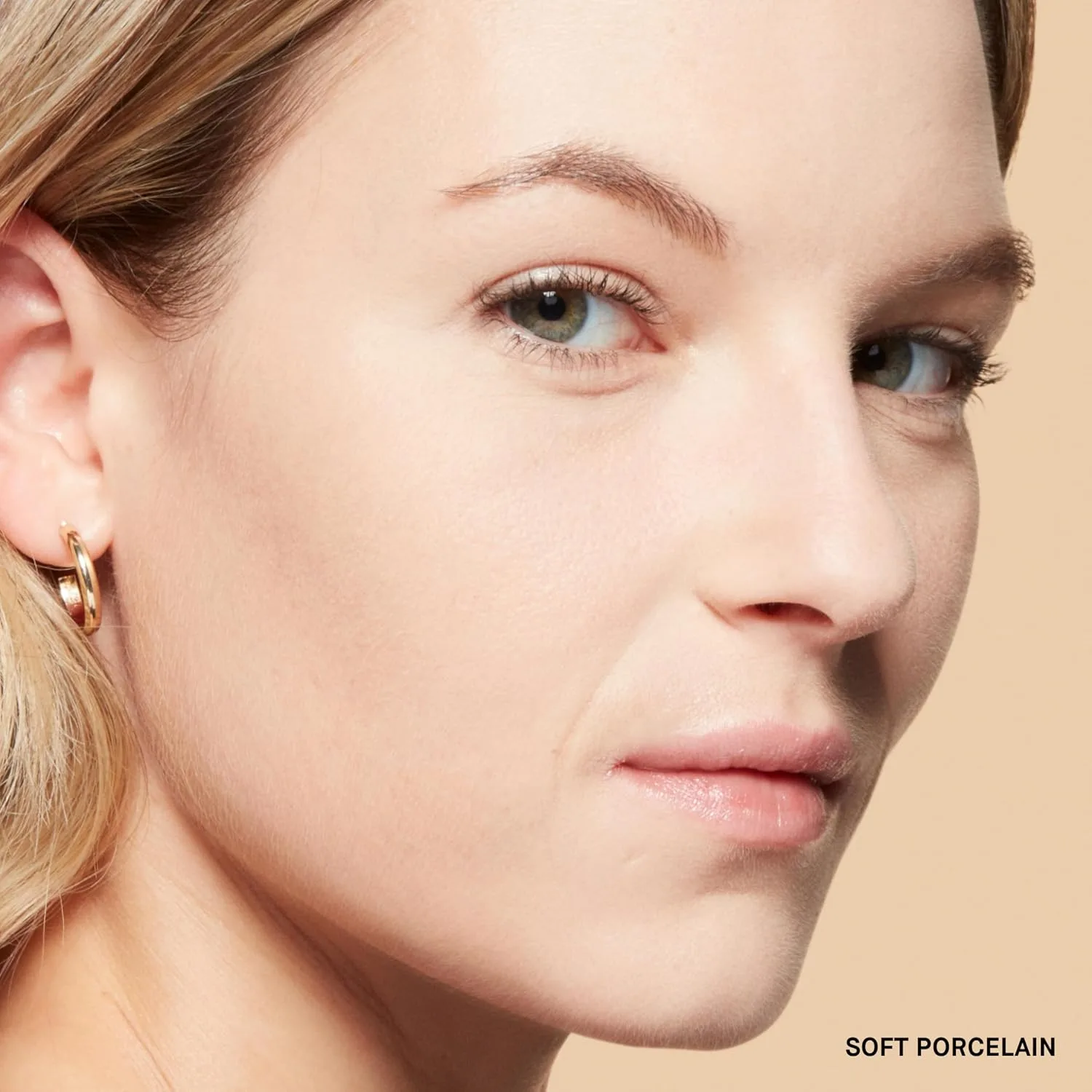 Прессованная пудра Bobbi Brown Sheer Finish | Матирующая фиксирующая пудра, впитывающая излишки кожного сала, для контроля блеска в течение всего дня | В комплекте пуховка, 0,32 унции, 01 Soft Porcelain (Lightest beige for pale to fair skin) — фото 4