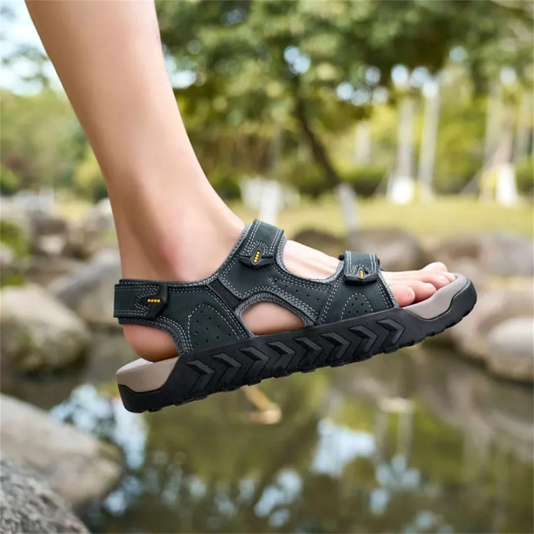 Мужские уличные кроссовки из натуральной коровьей кожи, противоскользящие, модные, дышащие, для ходьбы, классические с мягкой подошвой, сандалии Generic, черный — фото 3