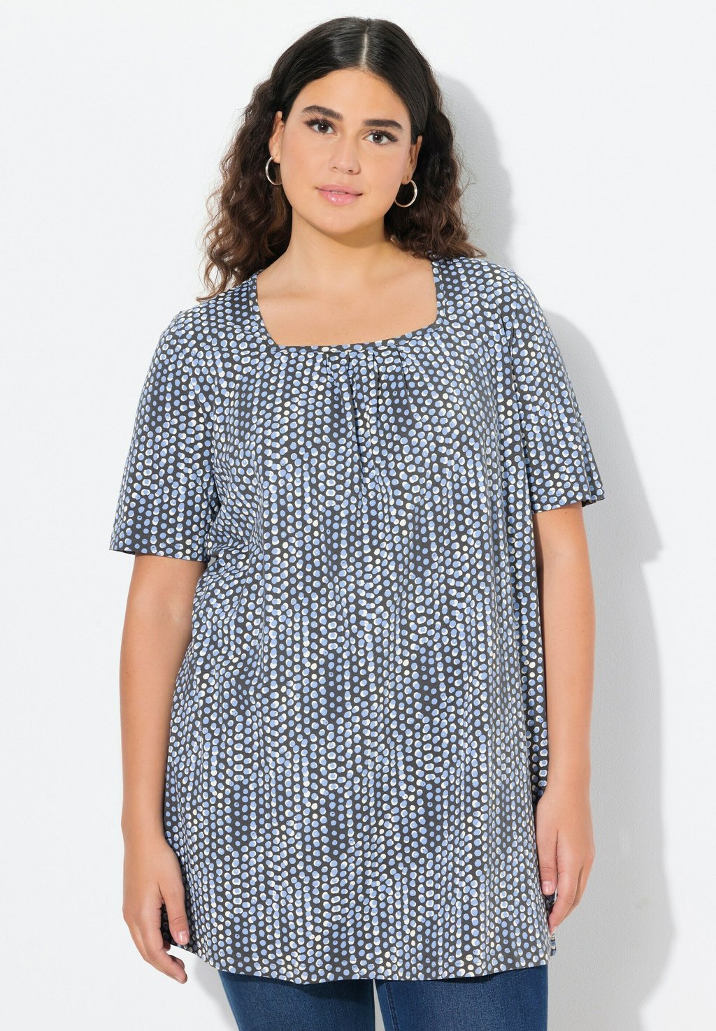 

Футболка с принтом POLKA DOT SHORT SLEEVE SQUARE NECK Ulla Popken, серый
