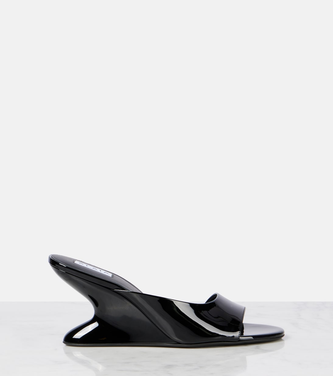 Кожаные мюли на платформе Curve 75 с лаковой отделкой Alaïa, нуар — фото 4