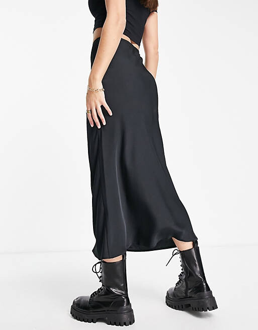 

Черная атласная юбка миди косой косой ASOS DESIGN Tall