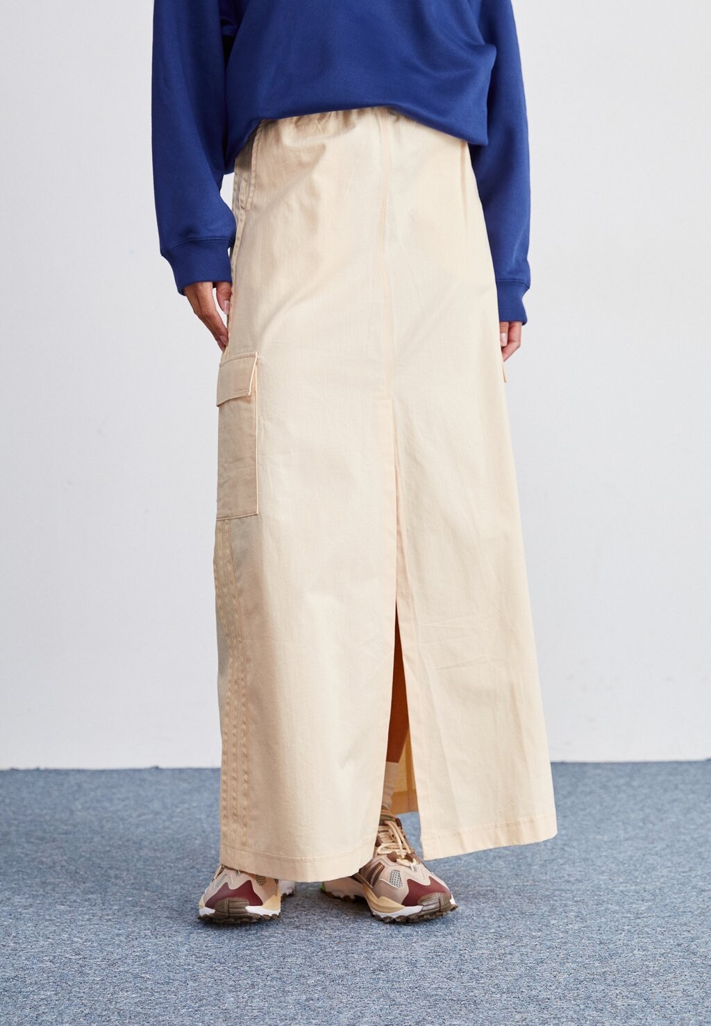 

Юбка макси PREMIUM ESSENTIALS SKIRT adidas Originals, цвет crystal sand