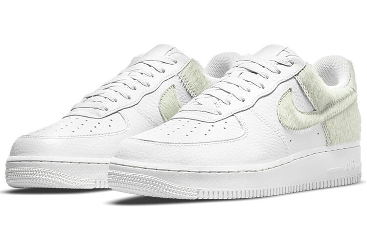 Кроссовки Nike Air Force 1 на низком каблуке из белого волоса с пони — фото 3