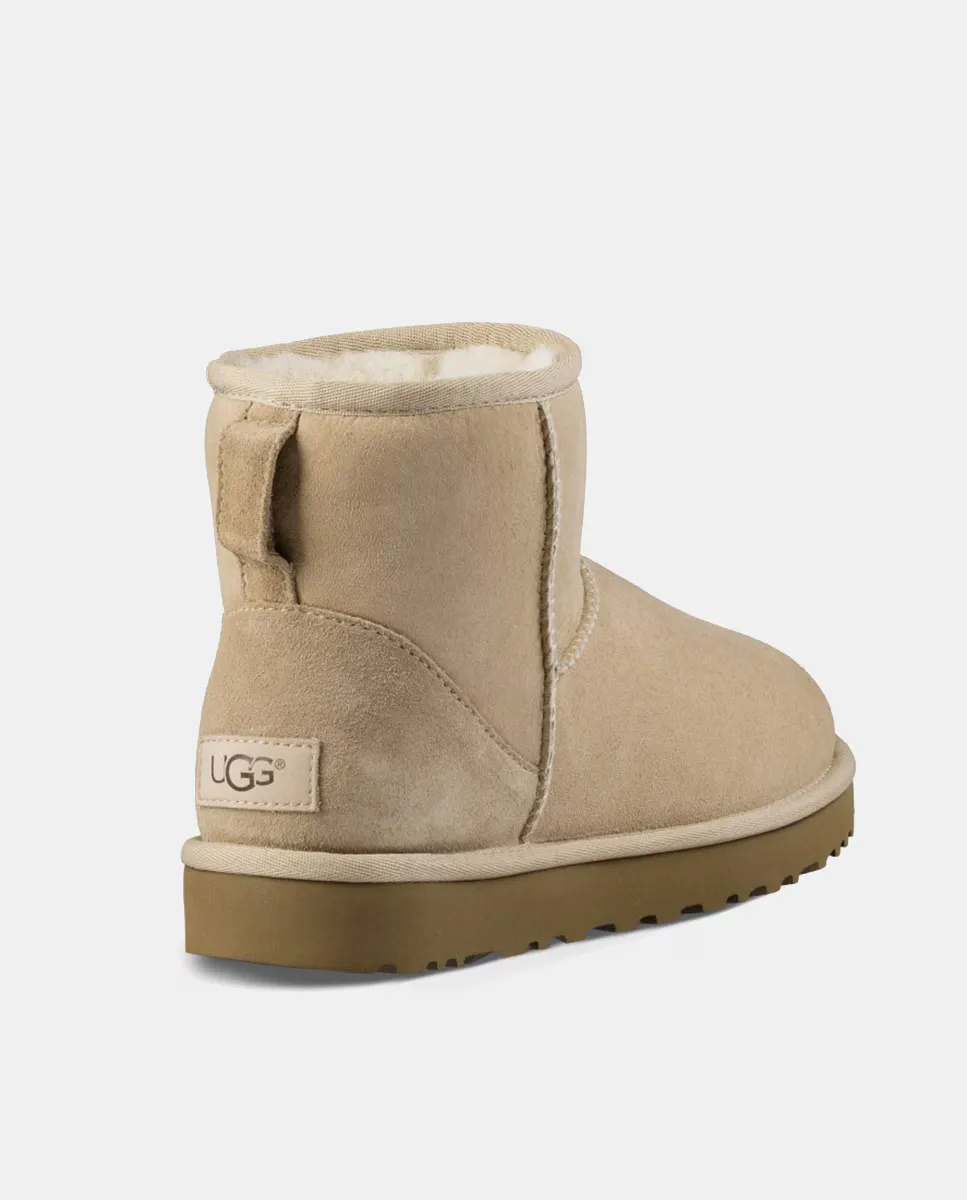 Женские замшевые ботильоны Classic Mini II с меховой внутренней подкладкой UGG, бежевый — фото 3
