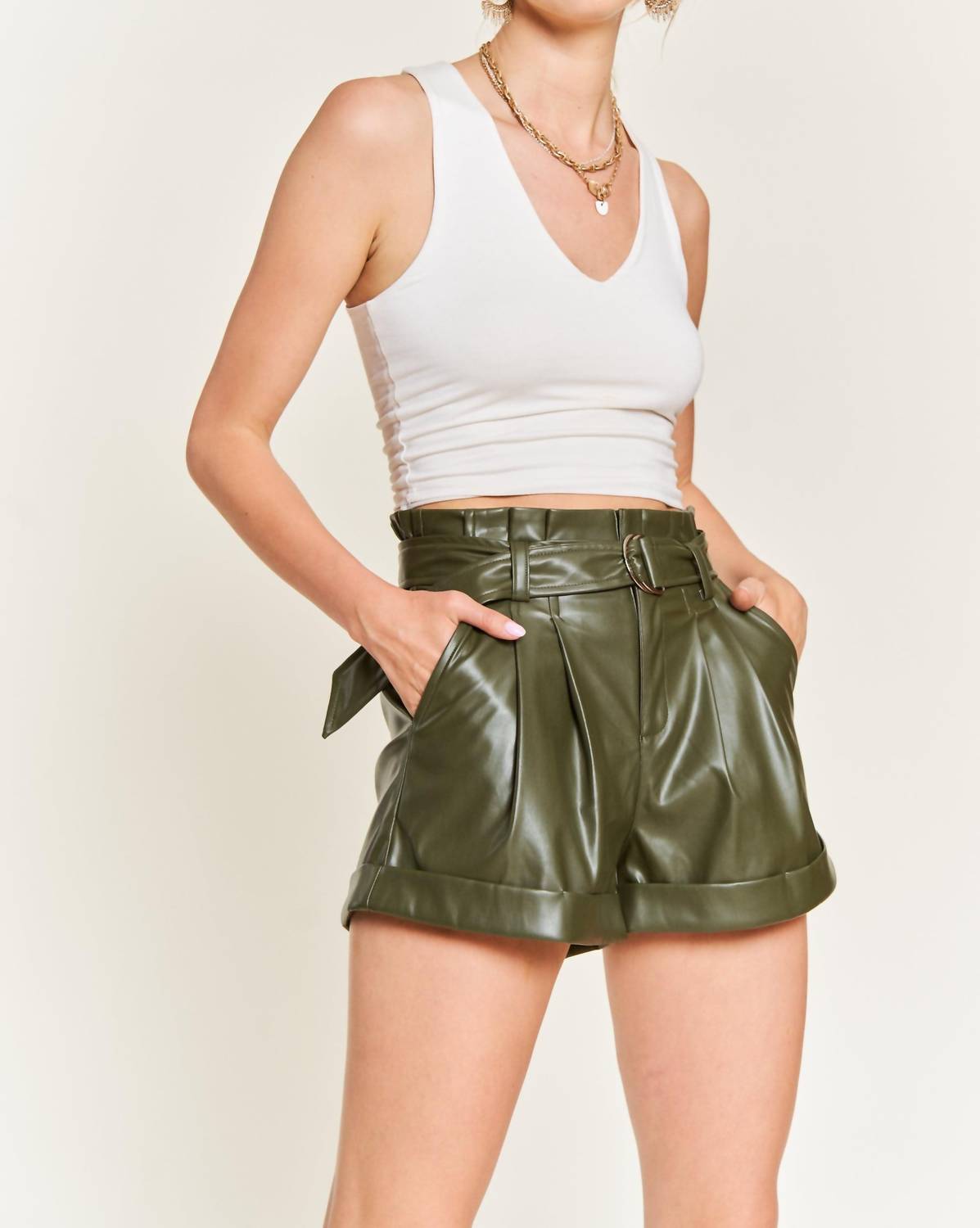 

Шорты из искусственной кожи Make It Happen оливкового цвета JADE BY JANE