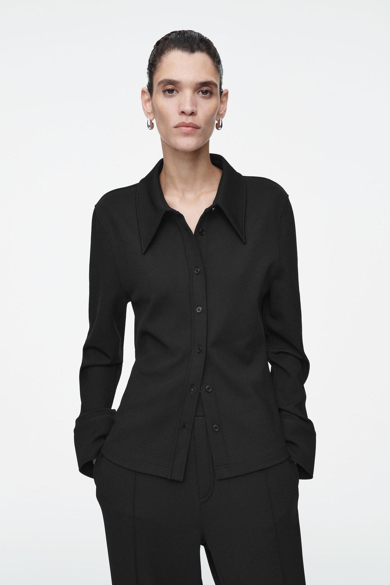 

Рубашка с большим воротником – slim fit COS, черный