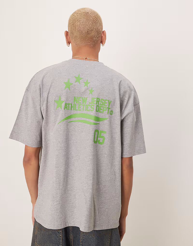 

Укороченная футболка свободного кроя ASOS DESIGN со спортивной графикой белого меланжевого цвета