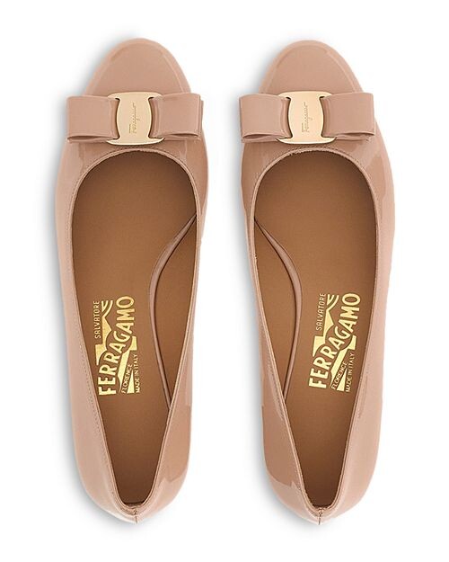 Женские туфли-лодочки Vara на низком каблуке Ferragamo, цвет Tan/Beige — фото 4