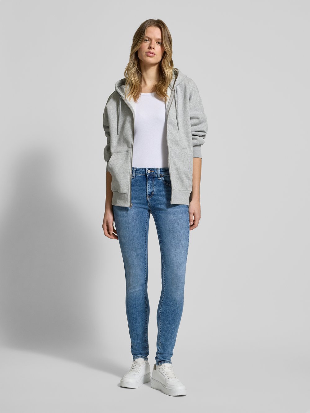 

Джинсы с пришитыми этикетками, модель «SOPHIE» Tommy Jeans