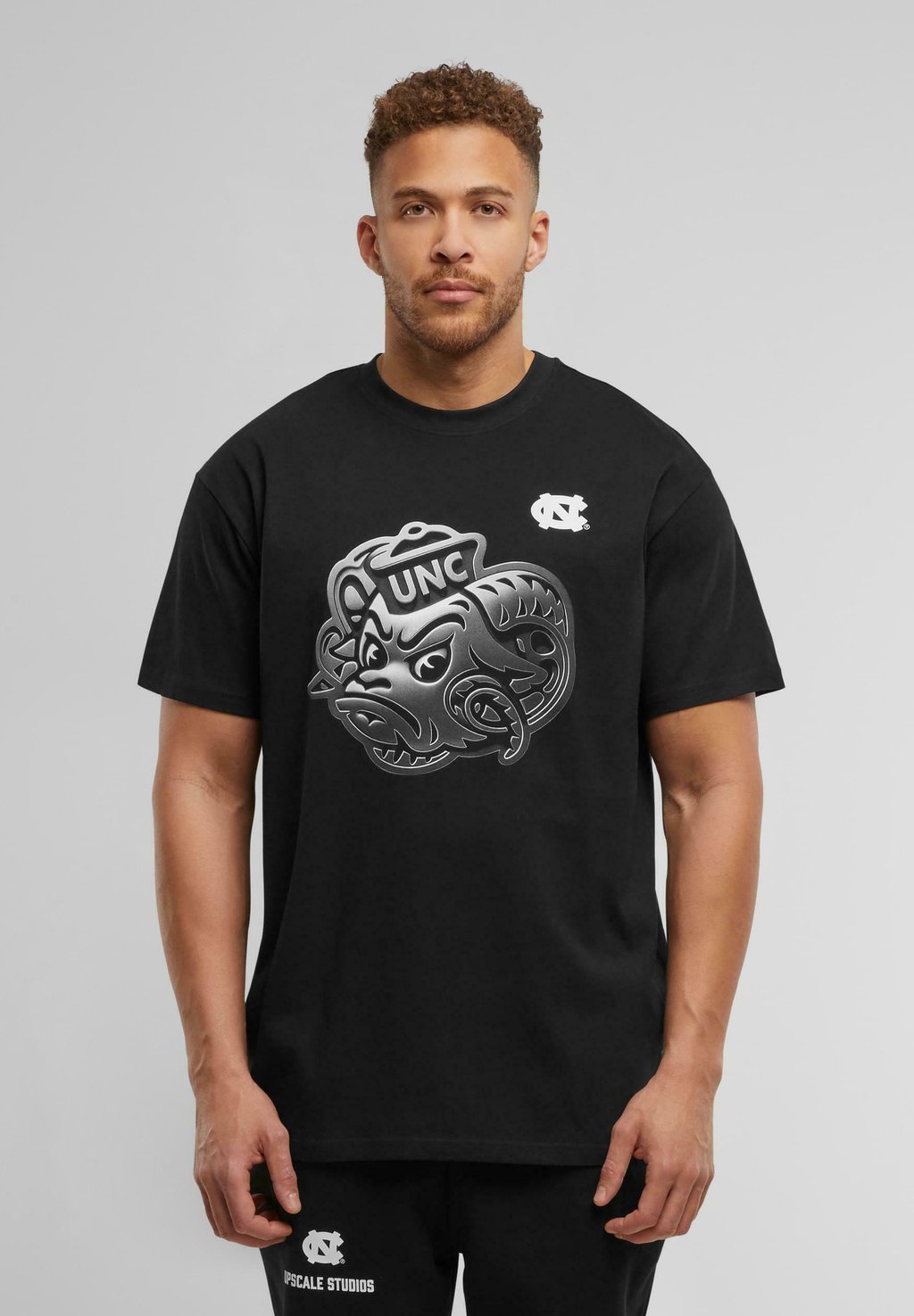 

Футболка с принтом NORTH CAROLINA CHROME LOGO Mister Tee, черный