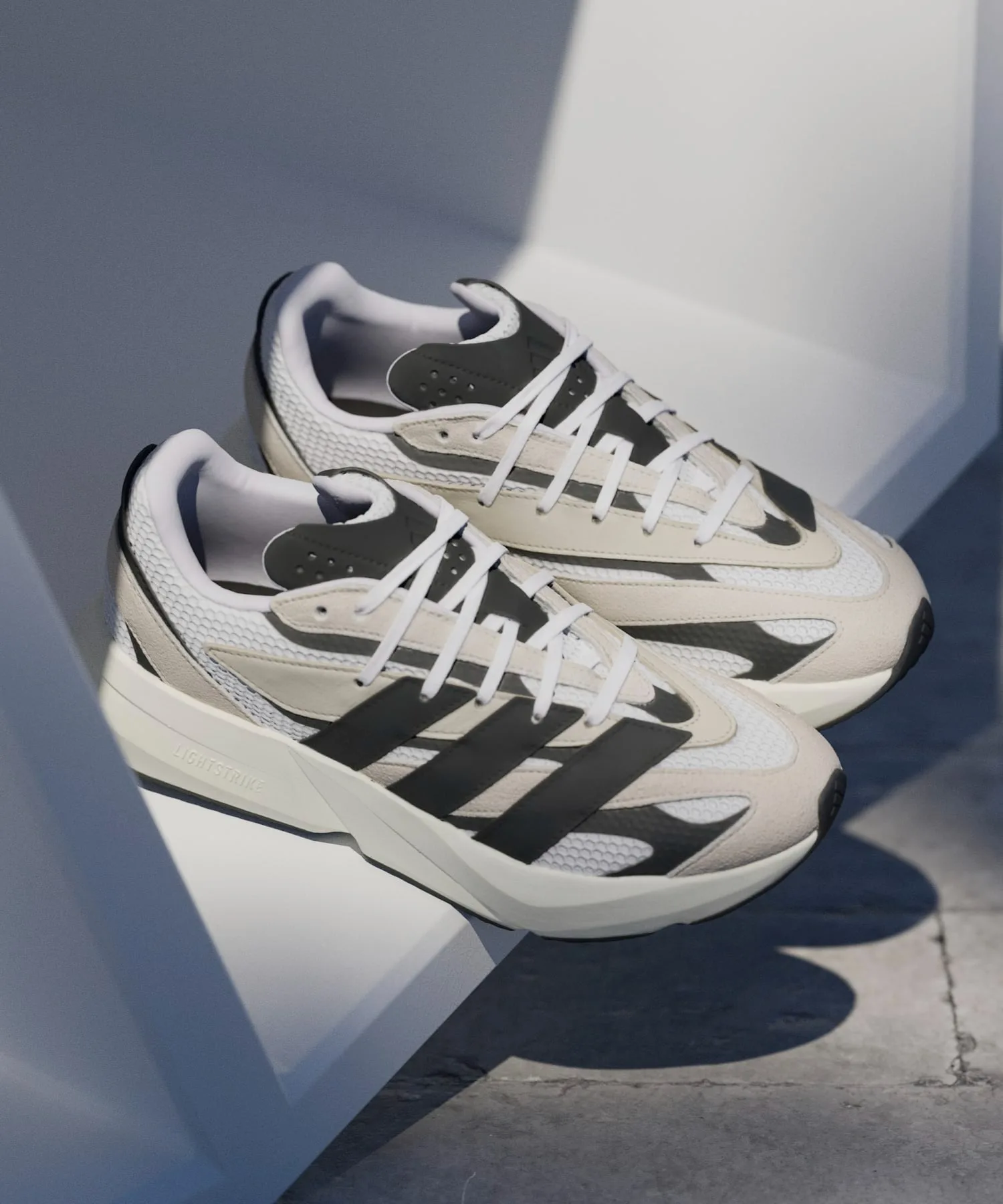Кроссовки для бега и спорта Lightblaze adidas белые