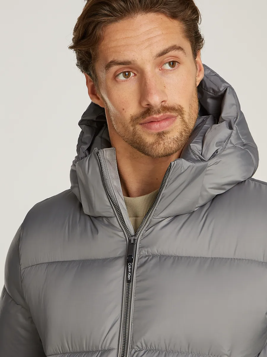 Куртка Calvin Klein для активного отдыха "HOODED QUILT PUFFER MW", с капюшоном и нашивкой с логотипом, цвет Moon Mist — фото 3