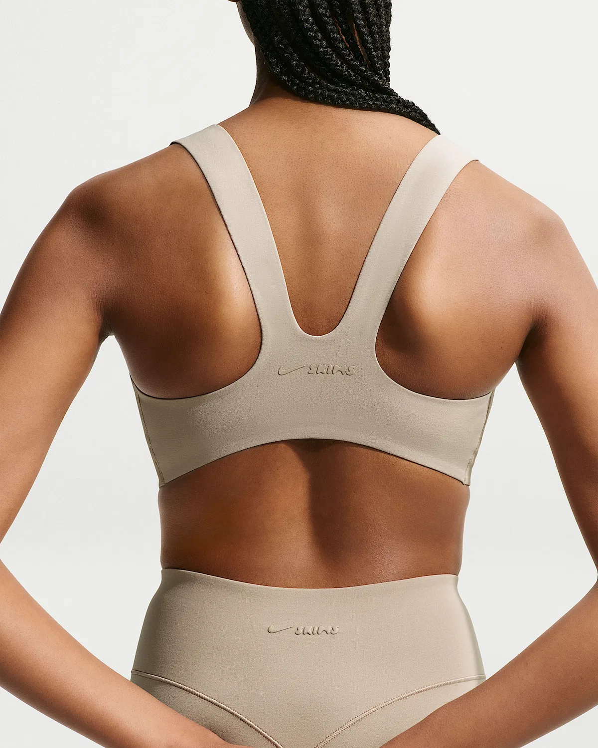 Женский бюстгальтер NikeSKIMS Studio Stretch с квадратным вырезом, NSKM Linen/NSKM Linen — фото 2