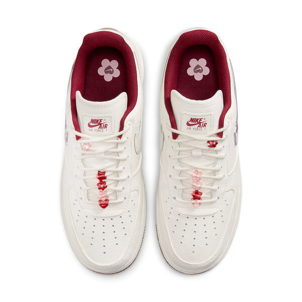 Кроссовки (WMNS) Nike Air Force 1 Low 'Valentines Day 2024', цвет sail/team red/medium soft pink/gym red — фото 4