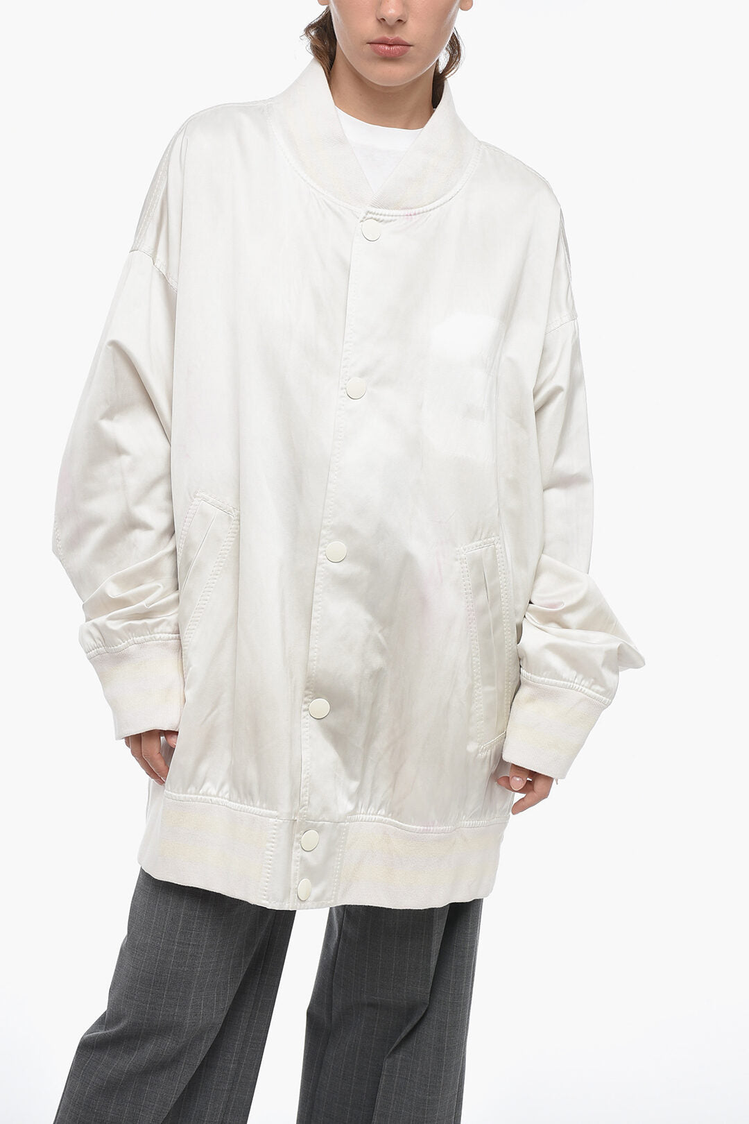 

Сатиновая куртка-бомбер большого размера Maison Margiela MM6 с винтажным эффектом, белый