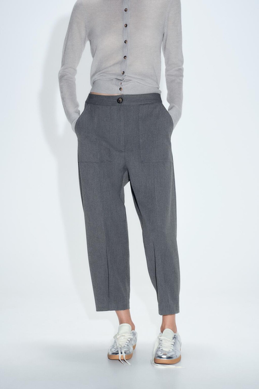 

Брюки carrot fit с плиссированными нижними полами ZARA, серый мергель