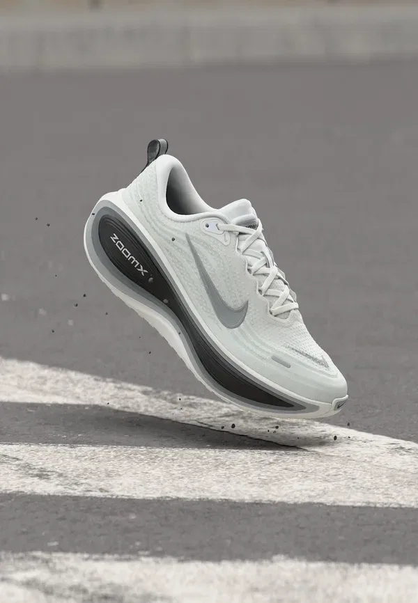 Кроссовки для бега по шоссе Nike Performance Vomero Plus, белый/металлик-серебристый/черный/холодный серый/волчий серый