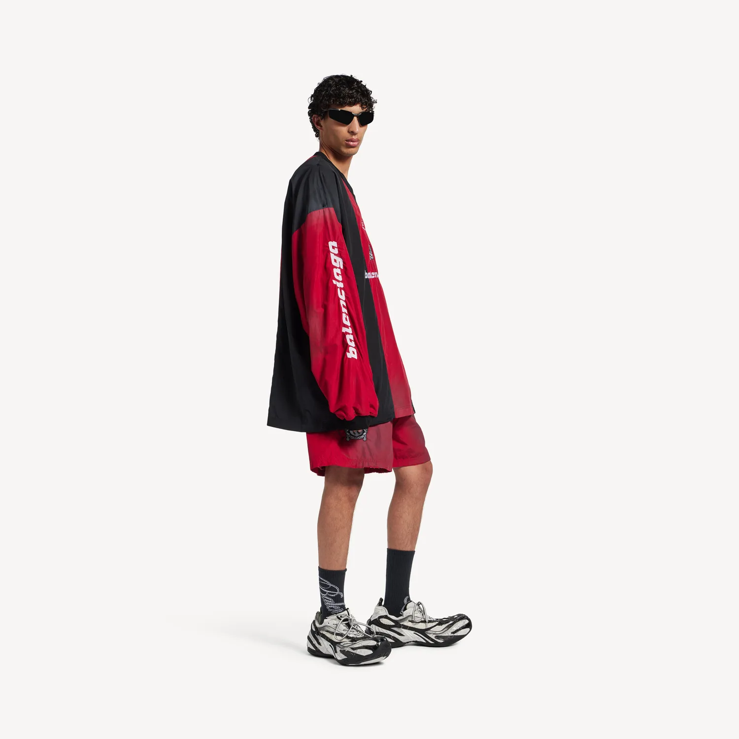BALENCIAGA Мужская верхняя одежда - лонгслив в цвете "красная помада/черный" — фото 3