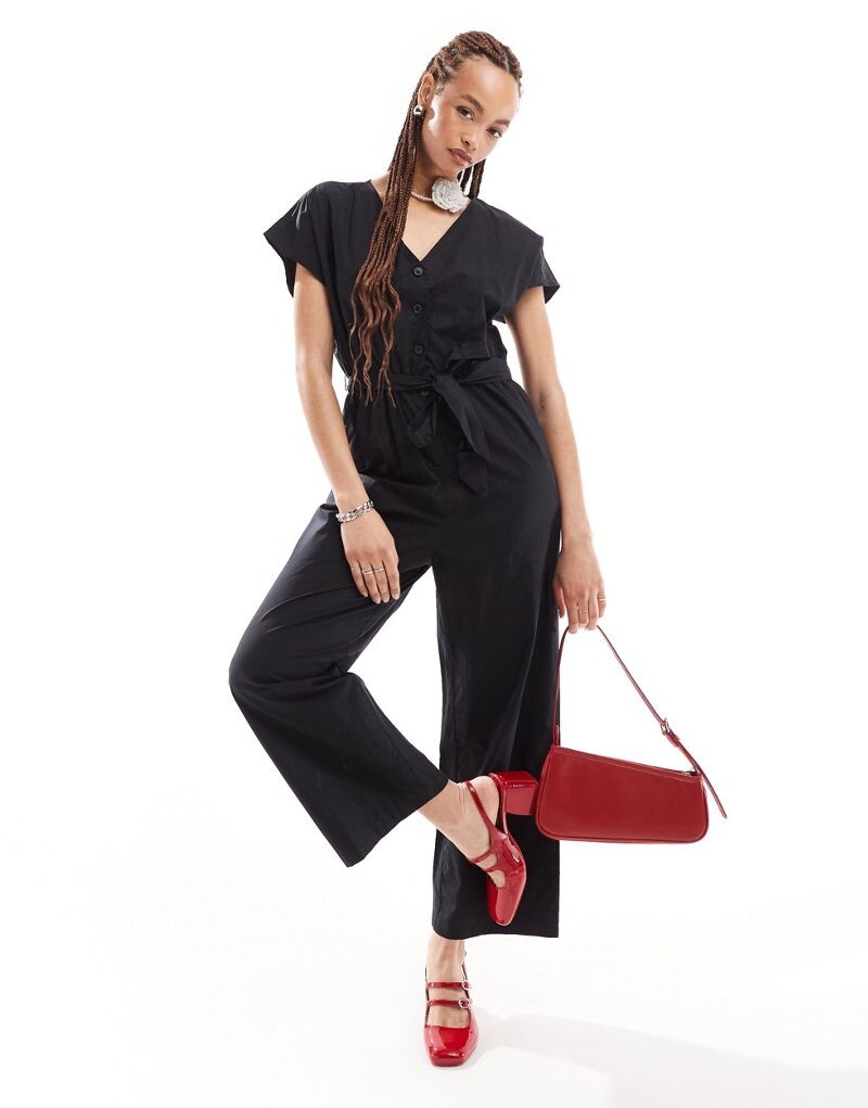 

Monki – черный комбинезон, завязанный на талии