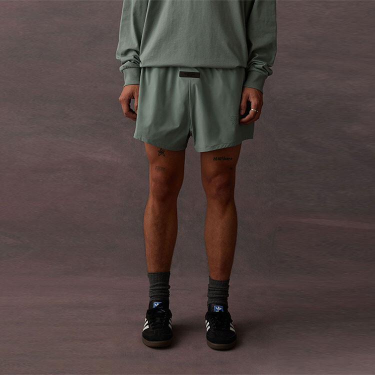 Беговые нейлоновые шорты Fear Of God Essentials, цвет Haze Blue — фото 4