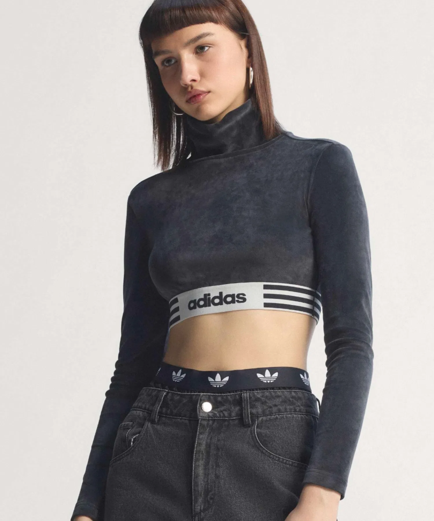 Женская укороченная футболка adidas WINTERIZED с длинными рукавами чёрная — фото 2
