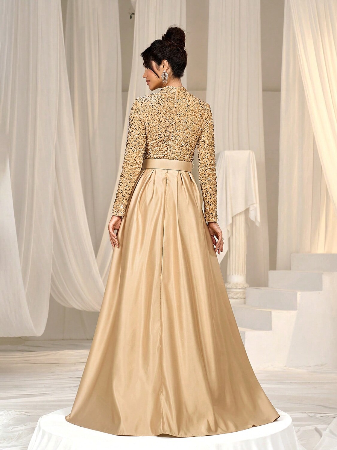 

Торжественное платье с высоким воротником, расшитое пайетками, атласная ткань, шампанское