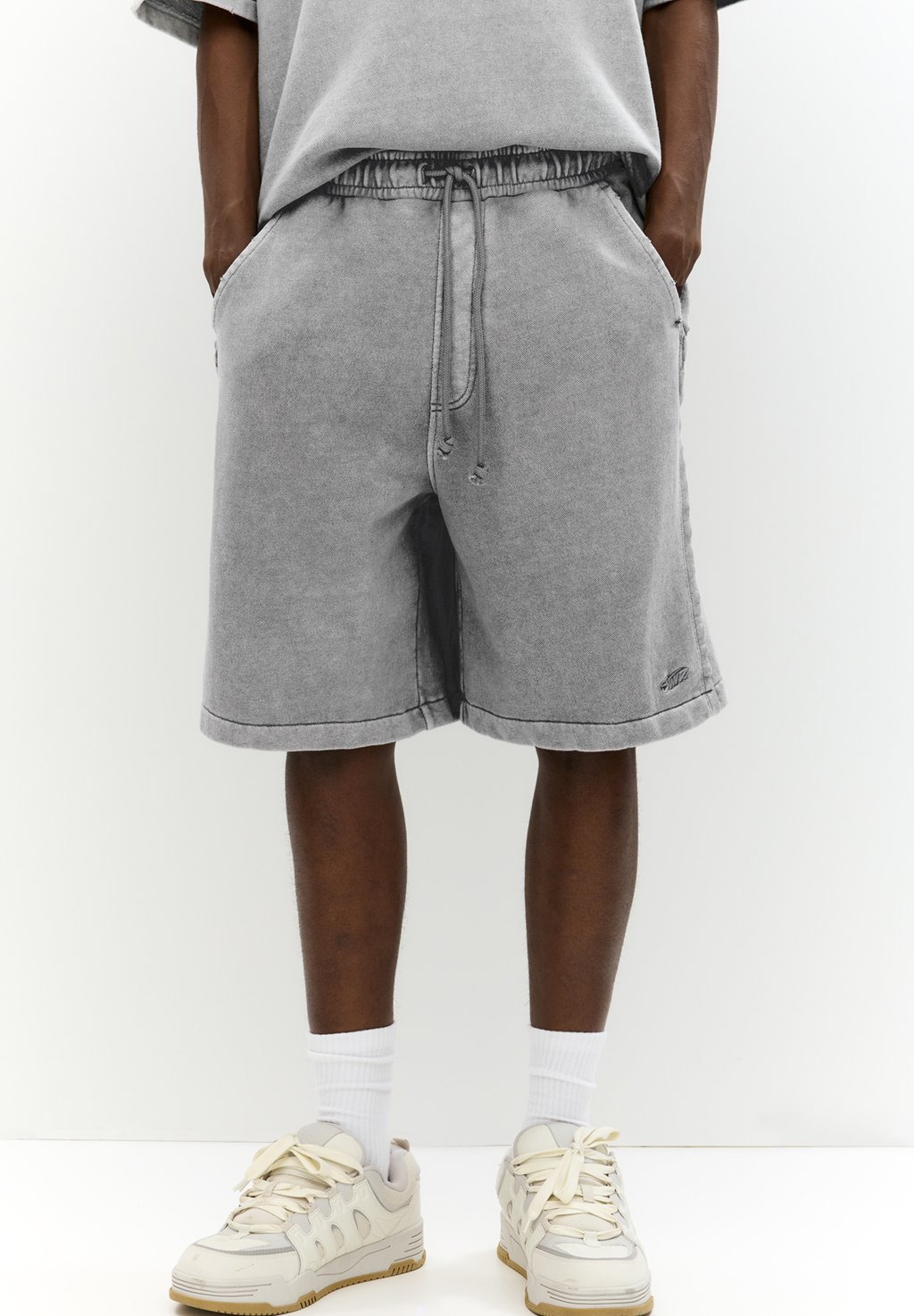 

Шорты Pantaloni sportivi PULL&BEAR, серый