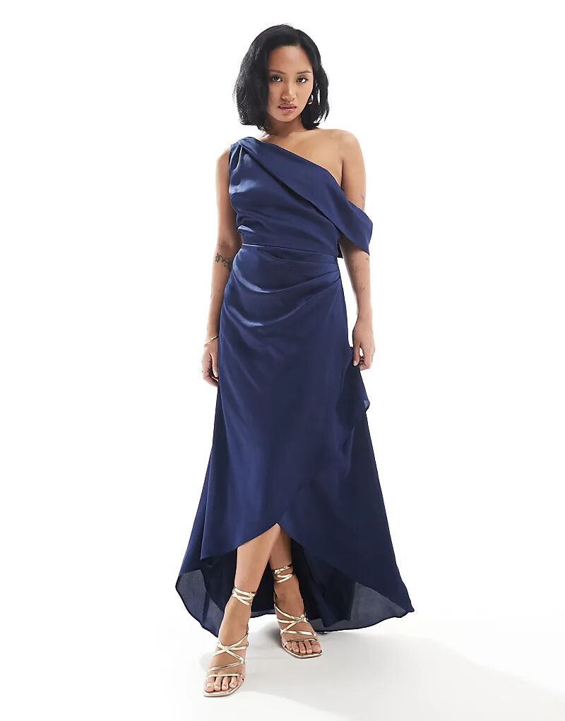 

Платье макси-платье TFNC Petite Bridesmaid из атласа со спущенными плечами и юбкой-халатом в темно-синем цвете