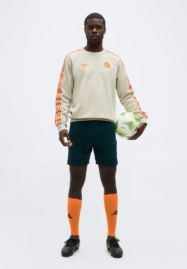 Футболка Adidas Originals Fc Bayern Crew Club Wear, алюминий — фото 2