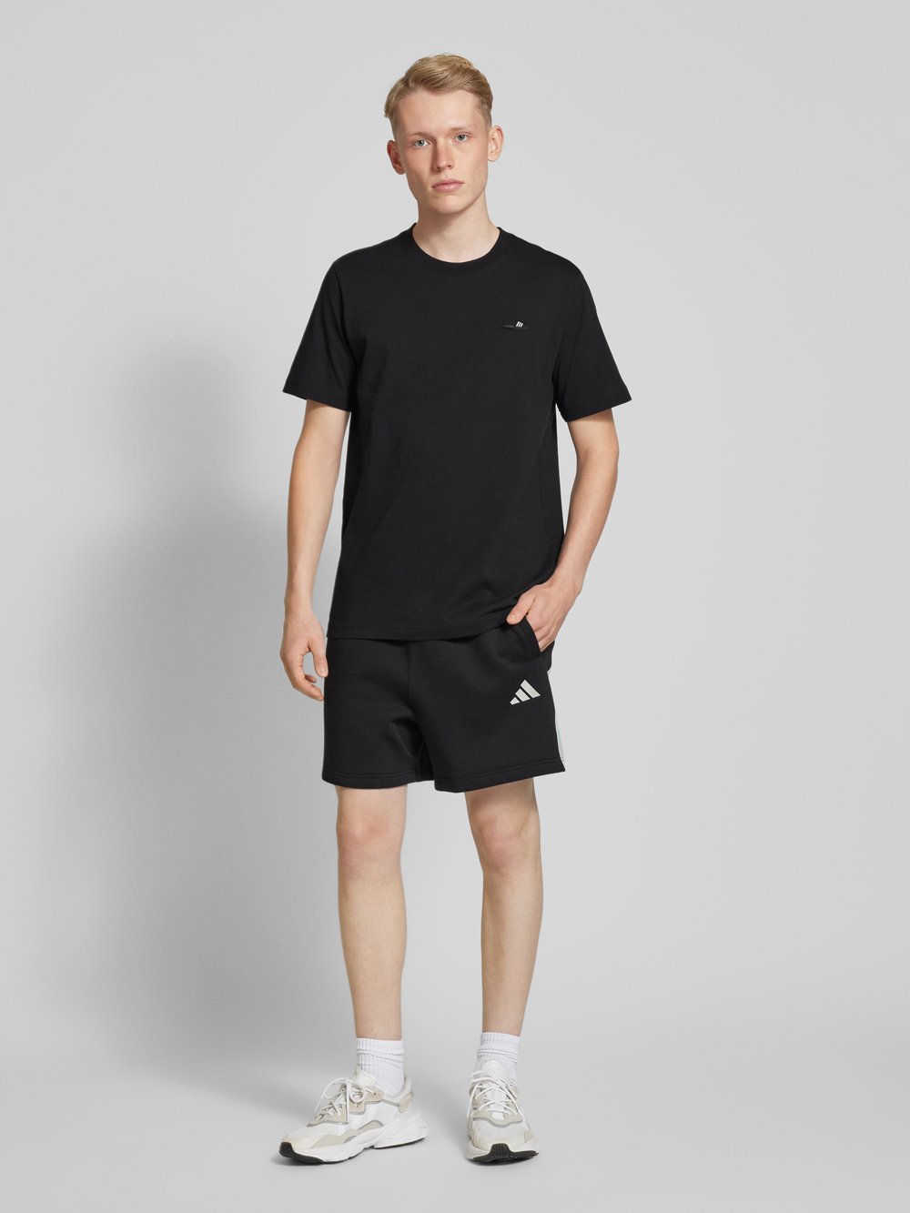 

Футболка с вышитой этикеткой ADIDAS SPORTSWEAR, черный