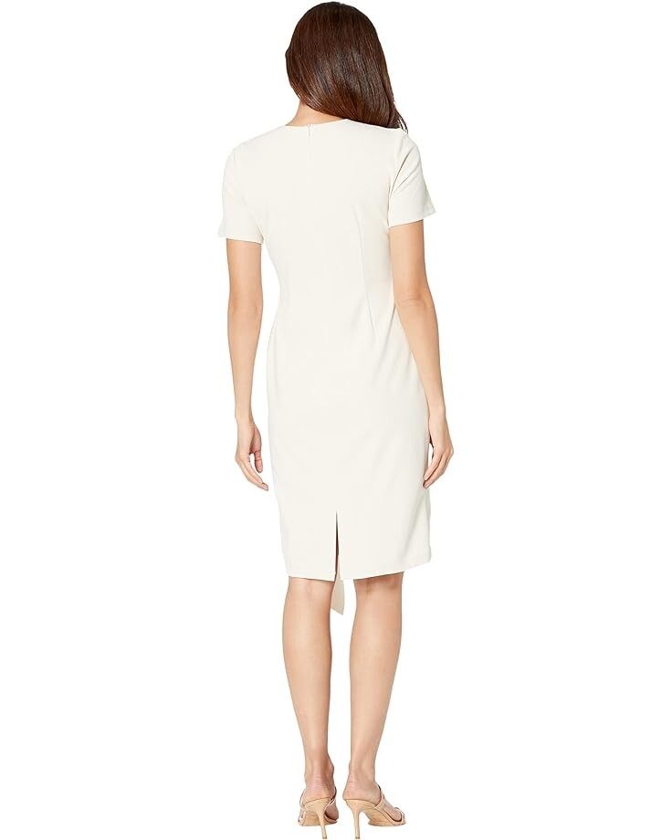 

Платье Maggy London Short Sleeve Sheath Dress with Draped Side Detail, цвет Horn