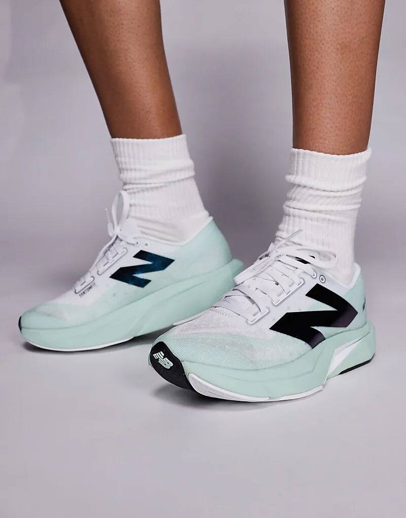 Женские кроссовки для бега New Balance FuelCell Rebel V4 белого и зеленого цветов