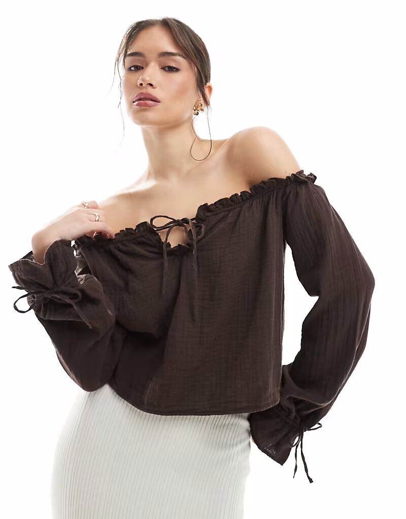 

Топ Bershka с жатым лифом Bardot коричневого цвета