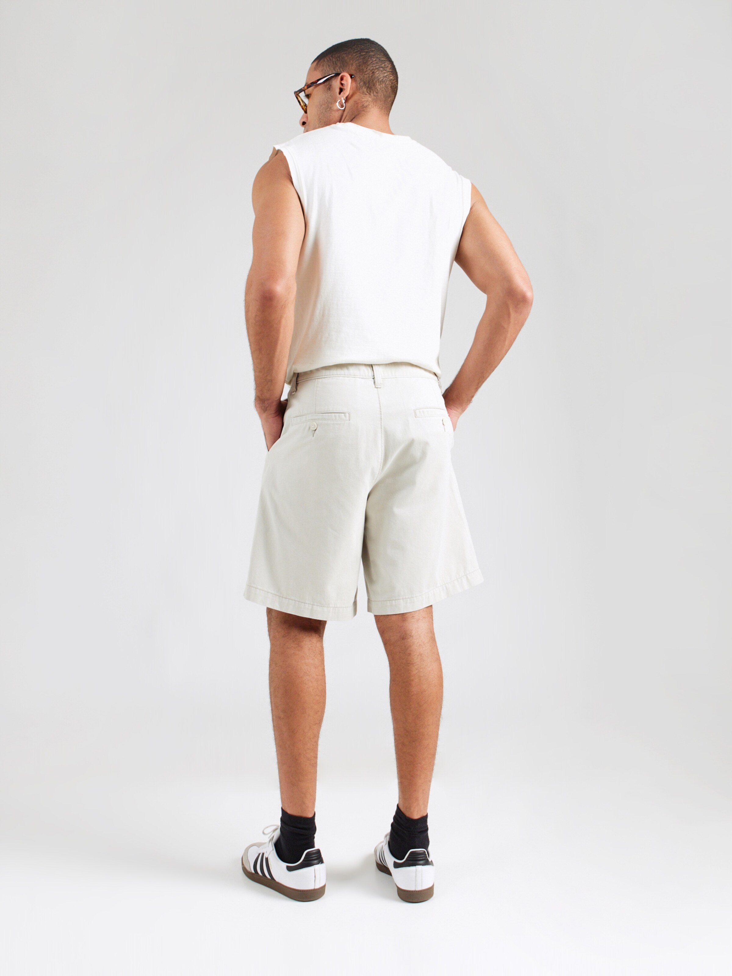 LEVI'S  Шорты с мешковатым кроем и складками 'Baggy Pleated Shorts' в светло-сером цвете — фото 4