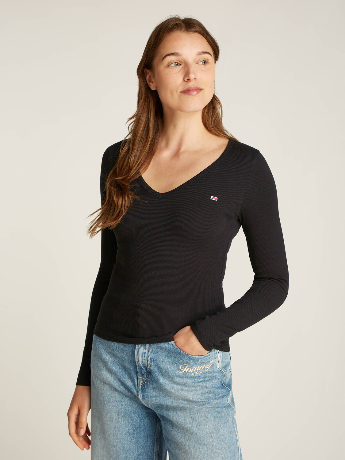 

Блуза Tommy Jeans ESSENTIAL Slim Fit, черный