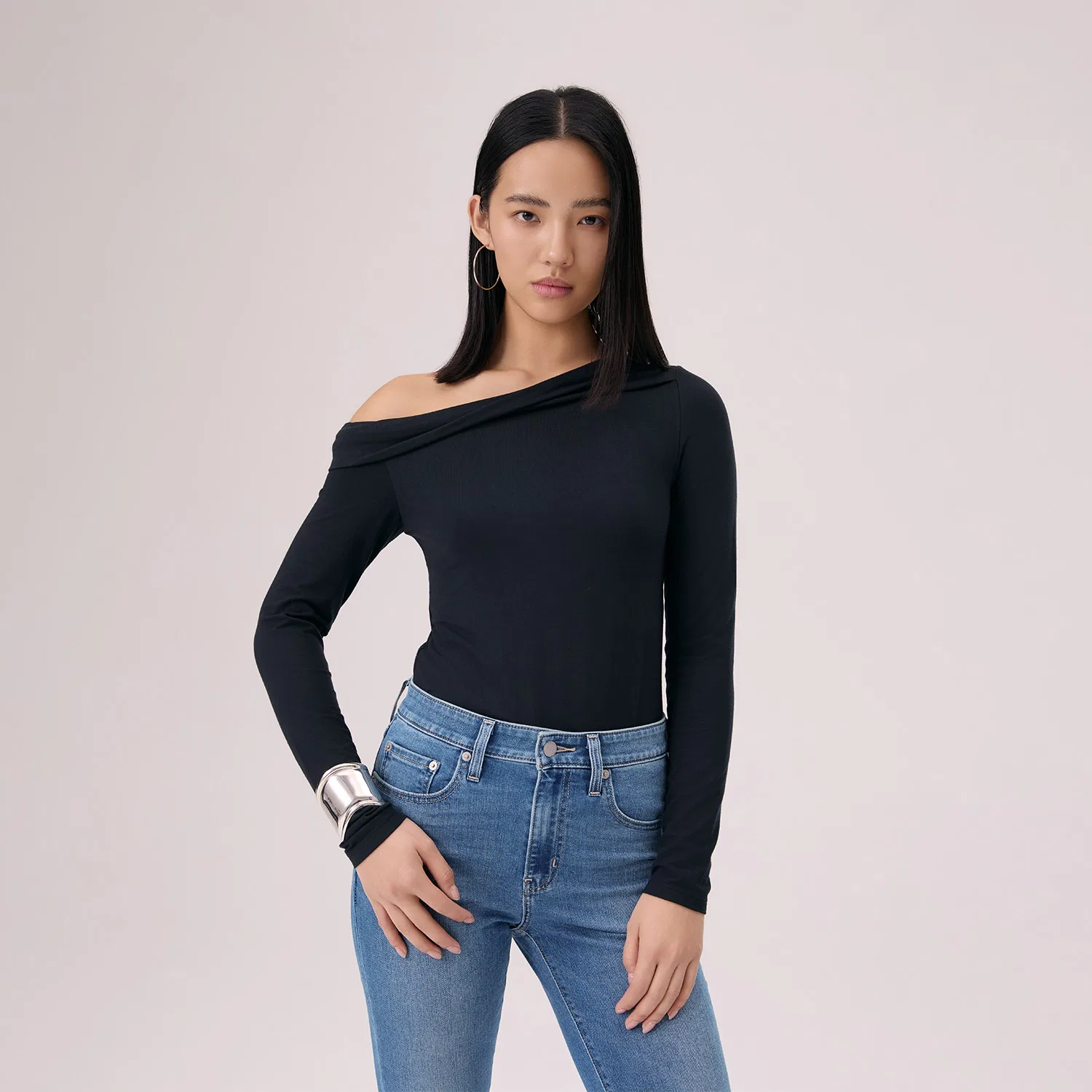 Футболка женская Black с асимметричным воротником Levis — фото 4