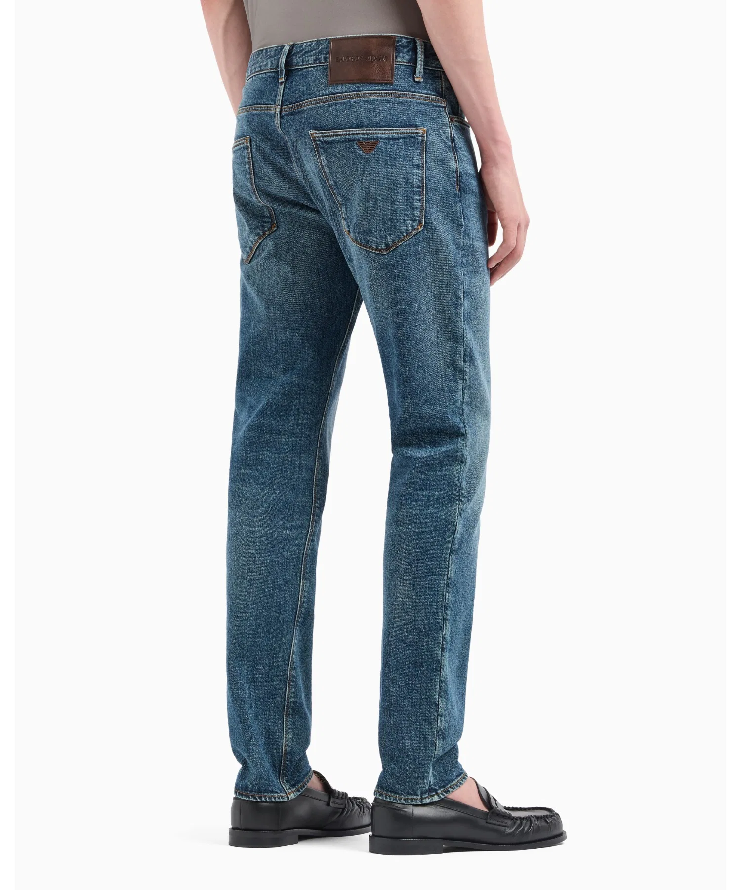 Джинсы Emporio Armani Slim Fit, модель J06, из выстиранного денима. — фото 3