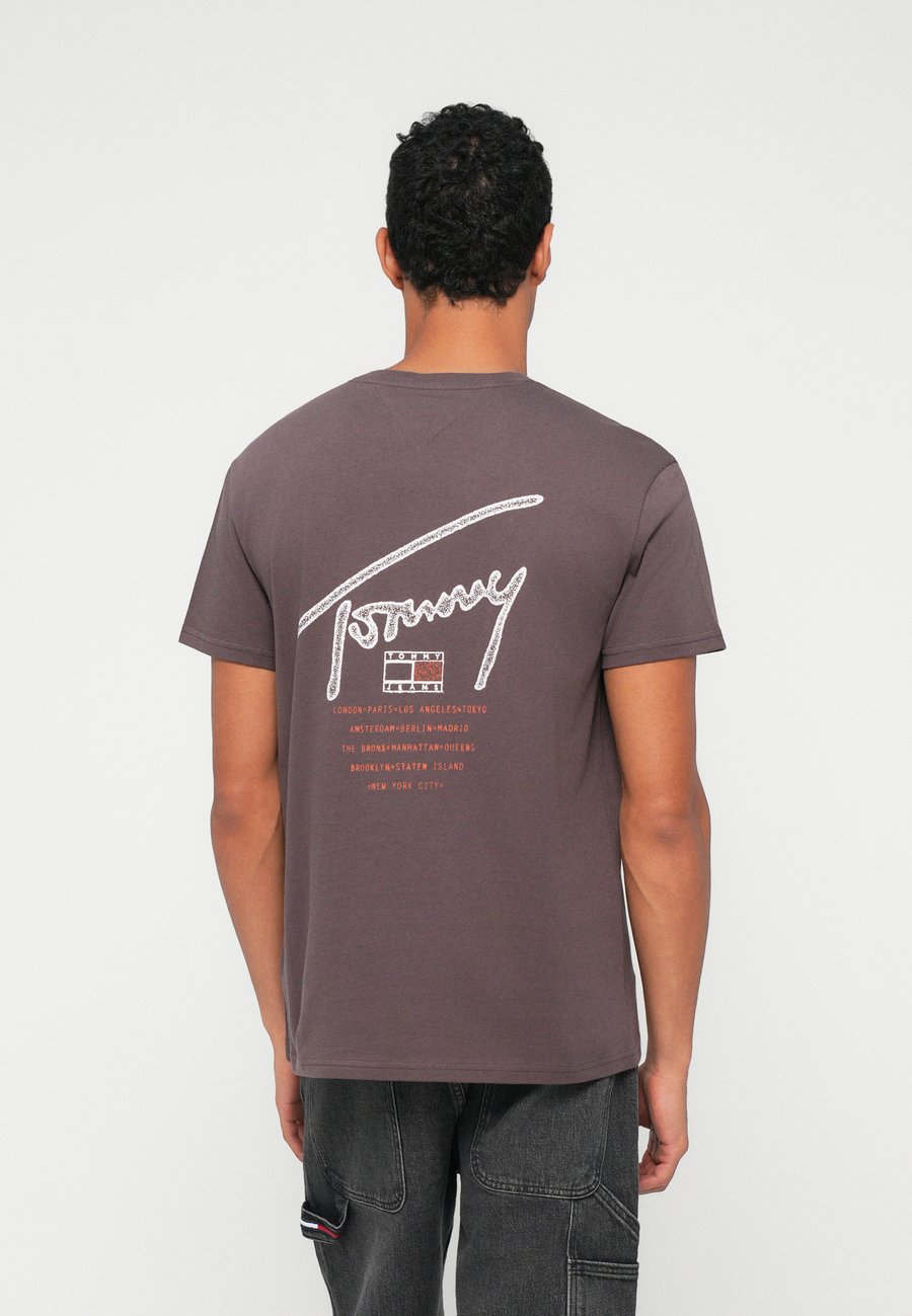 

Футболка Tommy Jeans UNISEX, Black Walnut/Brown, Черный, Футболка Tommy Jeans UNISEX, Black Walnut/Brown