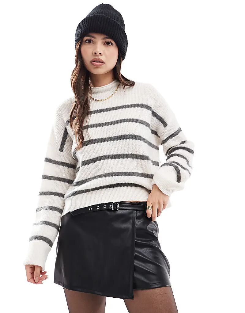 

Узкая юбка-шорты из кожи с пряжкой ASOS DESIGN черного цвета