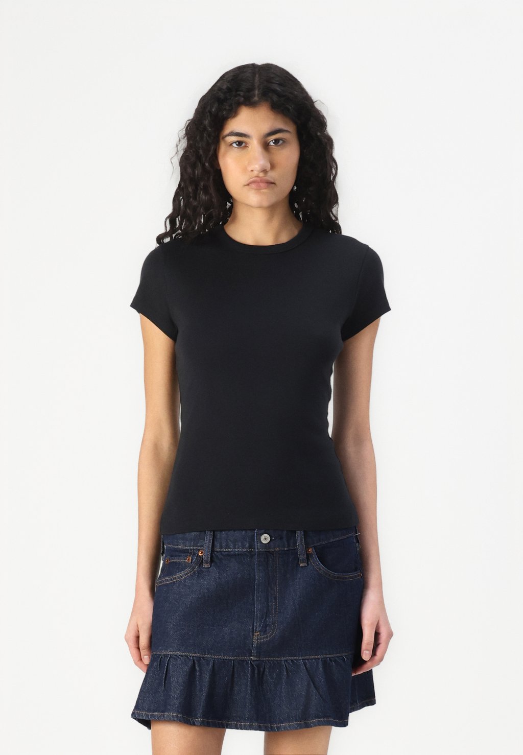 

Базовая футболка BABY TEE Abercrombie & Fitch, черный
