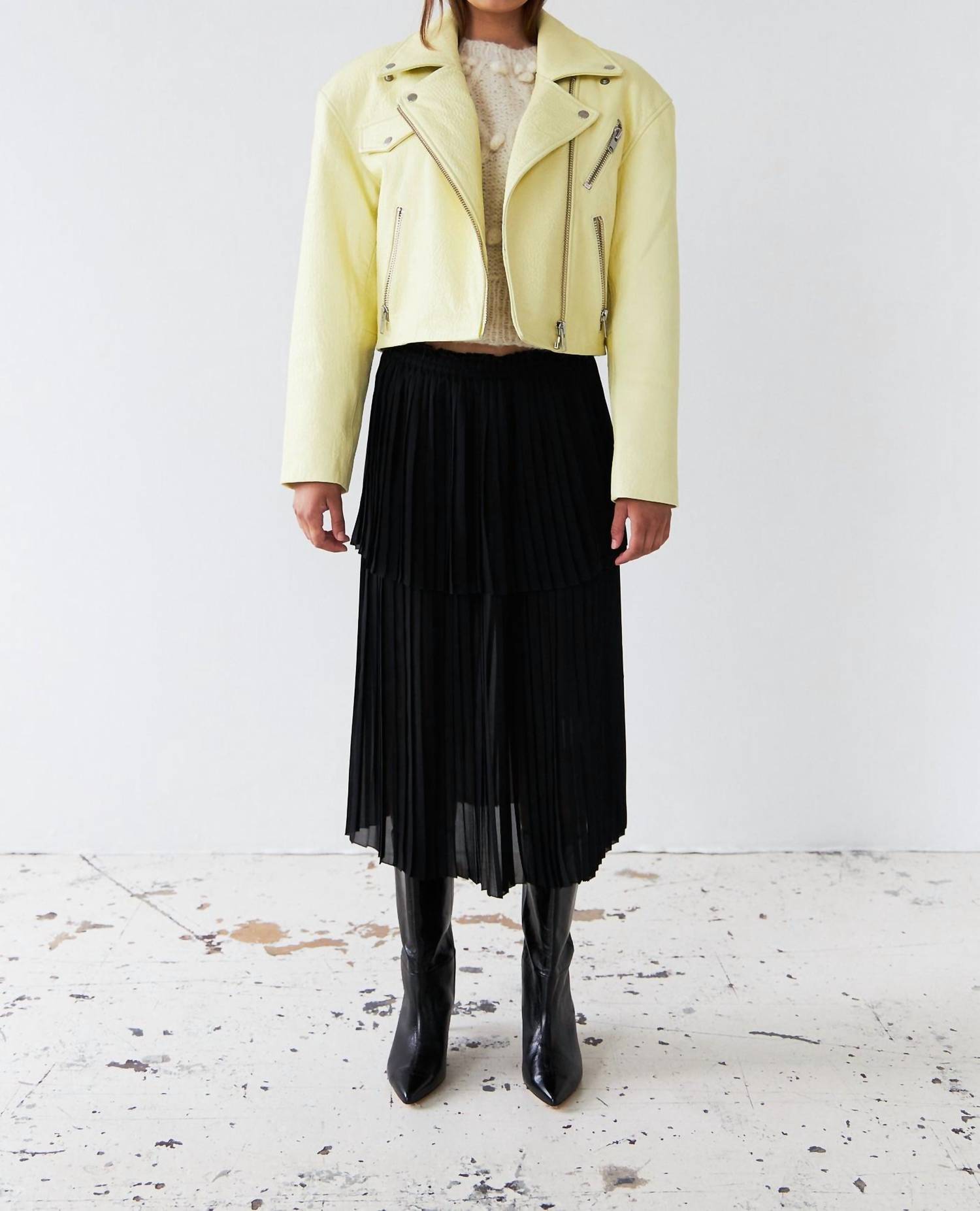 

Короткая кожаная косуха в светло-желтом цвете STELLA NOVA