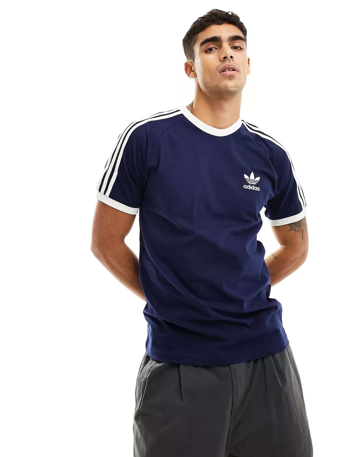

Футболка с 3 полосками adidas Originals цвета ночной индиго