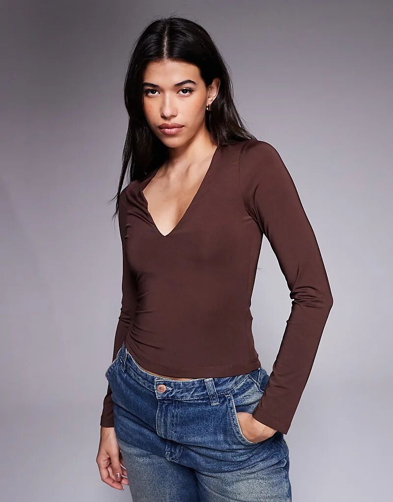 

Двухслойный лонгслив ASOS DESIGN с длинными рукавами и глубоким V-образным вырезом шоколадного цвета