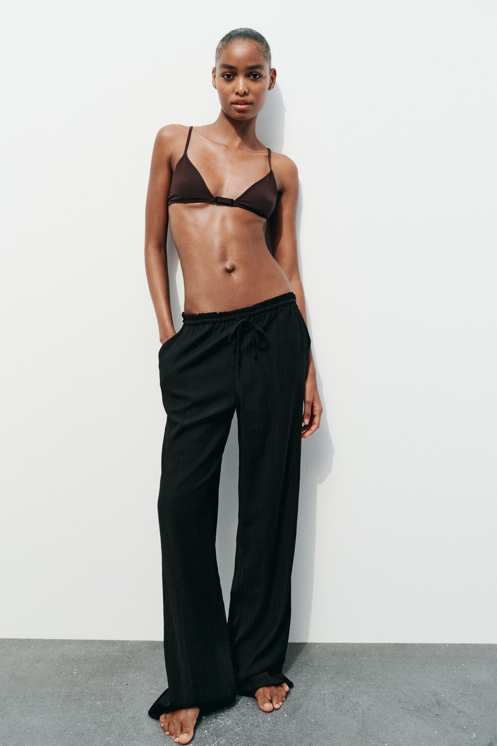 

Брюки с тектурой ZARA, черный