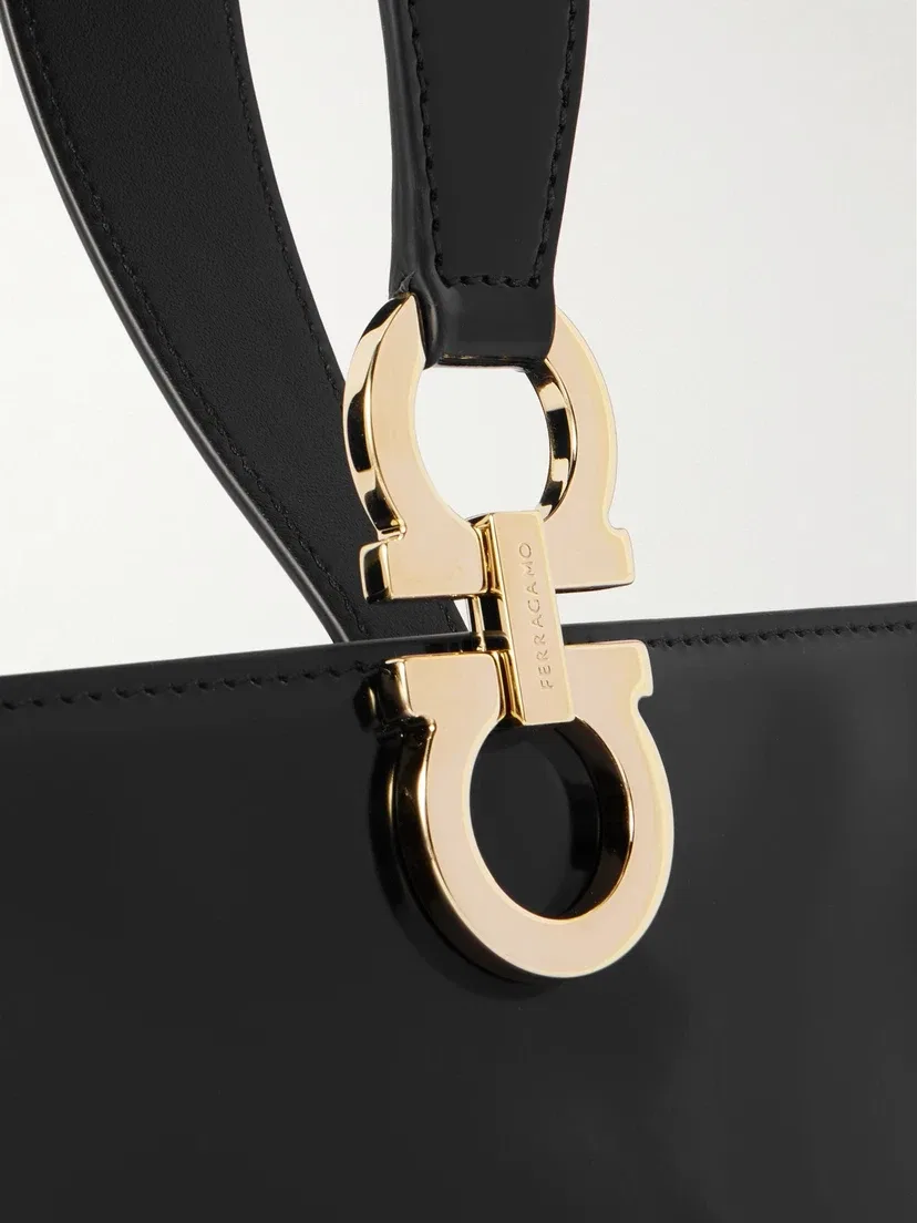 Миниатюрная сумка-клатч из блестящей кожи с украшениями Ferragamo, черный — фото 4