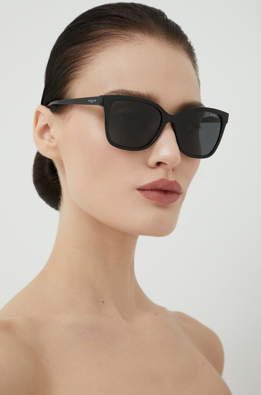 

Солнцезащитные очки VOGUE, черный