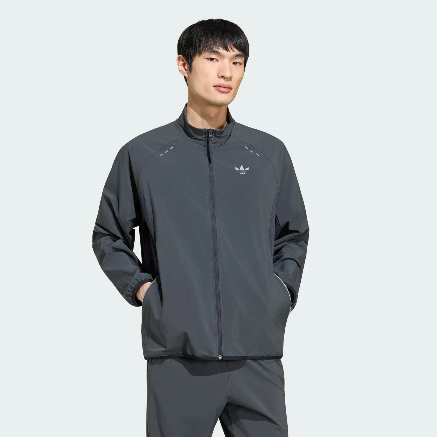 Куртка Adidas Originals Between-Season Jacket Tech Trefoil Essentials темно-серого цвета — фото 2
